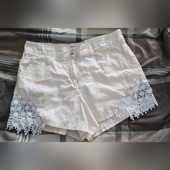VENUS Pants - Size 12 Venus linen lace shorts